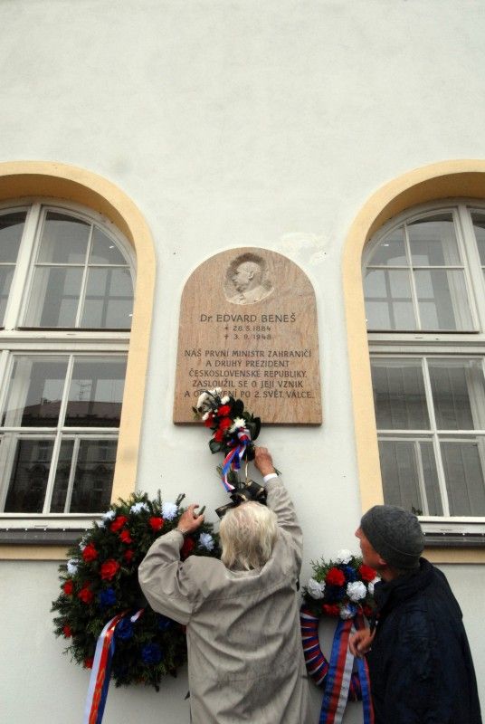 První z akcí připomínající 94. výročí založení Československé republiky se uskutečnila v pátek 26. října 2012 u pamětní desky Edvarda Beneše umístěné na budově základní školy v Doudlevecké ulici. Pietní akt uspořádali zástupci Českého svazu bojovníků za svobodu, aby vyjádřili úctu prvnímu československému ministru zahraničí a druhému prezidentovi republiky Edvardu Benešovi. „Doktor Beneš byl světově uznávaný diplomat, který se zasloužil o to, aby Československo bylo mezinárodně uznaným státem,“ uvedl Jaroslav Bukovský, jeden z organizátorů akce.  Za město k pamětní  desce položila květiny náměstkyně primátora Eva Herinková.