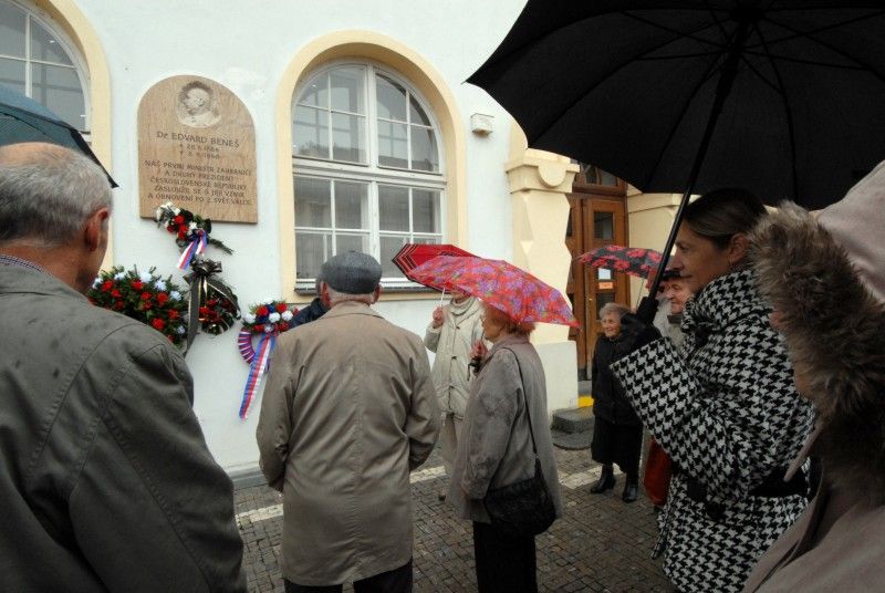 První z akcí připomínající 94. výročí založení Československé republiky se uskutečnila v pátek 26. října 2012 u pamětní desky Edvarda Beneše umístěné na budově základní školy v Doudlevecké ulici. Pietní akt uspořádali zástupci Českého svazu bojovníků za svobodu, aby vyjádřili úctu prvnímu československému ministru zahraničí a druhému prezidentovi republiky Edvardu Benešovi. „Doktor Beneš byl světově uznávaný diplomat, který se zasloužil o to, aby Československo bylo mezinárodně uznaným státem,“ uvedl Jaroslav Bukovský, jeden z organizátorů akce.  Za město k pamětní  desce položila květiny náměstkyně primátora Eva Herinková.