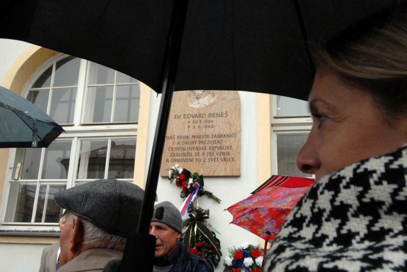 První z akcí připomínající 94. výročí založení Československé republiky se uskutečnila v pátek 26. října 2012 u pamětní desky Edvarda Beneše umístěné na budově základní školy v Doudlevecké ulici. Pietní akt uspořádali zástupci Českého svazu bojovníků za svobodu, aby vyjádřili úctu prvnímu československému ministru zahraničí a druhému prezidentovi republiky Edvardu Benešovi. „Doktor Beneš byl světově uznávaný diplomat, který se zasloužil o to, aby Československo bylo mezinárodně uznaným státem,“ uvedl Jaroslav Bukovský, jeden z organizátorů akce.  Za město k pamětní  desce položila květiny náměstkyně primátora Eva Herinková.