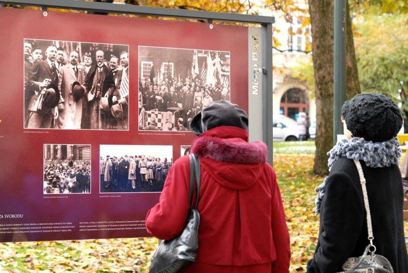 U příležitosti 94. výročí vzniku Československa (28.10.2012) a 75. výročí úmrtí Tomáše Garriguea Masaryka uspořádalo město Plzeň ve spolupráci s autorem expozice Stanislavem Bukovským výstavu, která na 21 panelech přibližuje život prvního československého prezidenta. Zejména prostřednictvím dobových fotografií představuje Tomáše Garriguea Masaryka jako politika, který se během první světové války zasloužil o vznik samostatného Československa, jako státníka, který vedl mladý stát v prvních letech jeho existence, i jako osobnost, která zanechala významný odkaz dalším generacím.