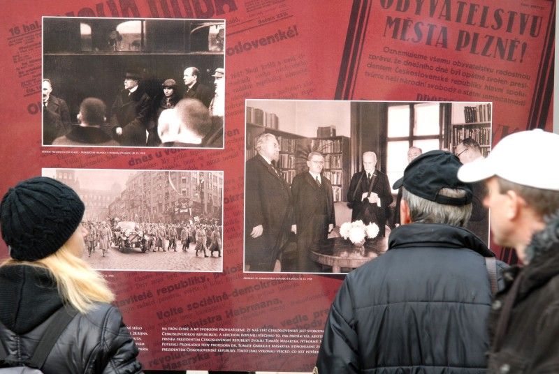 U příležitosti 94. výročí vzniku Československa (28.10.2012) a 75. výročí úmrtí Tomáše Garriguea Masaryka uspořádalo město Plzeň ve spolupráci s autorem expozice Stanislavem Bukovským výstavu, která na 21 panelech přibližuje život prvního československého prezidenta. Zejména prostřednictvím dobových fotografií představuje Tomáše Garriguea Masaryka jako politika, který se během první světové války zasloužil o vznik samostatného Československa, jako státníka, který vedl mladý stát v prvních letech jeho existence, i jako osobnost, která zanechala významný odkaz dalším generacím.