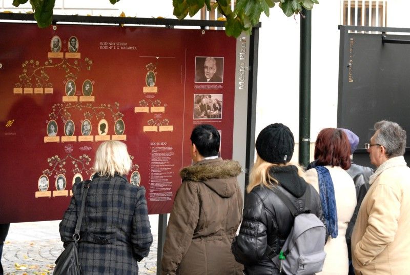 U příležitosti 94. výročí vzniku Československa (28.10.2012) a 75. výročí úmrtí Tomáše Garriguea Masaryka uspořádalo město Plzeň ve spolupráci s autorem expozice Stanislavem Bukovským výstavu, která na 21 panelech přibližuje život prvního československého prezidenta. Zejména prostřednictvím dobových fotografií představuje Tomáše Garriguea Masaryka jako politika, který se během první světové války zasloužil o vznik samostatného Československa, jako státníka, který vedl mladý stát v prvních letech jeho existence, i jako osobnost, která zanechala významný odkaz dalším generacím.