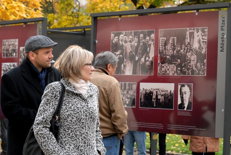 U příležitosti 94. výročí vzniku Československa (28.10.2012) a 75. výročí úmrtí Tomáše Garriguea Masaryka uspořádalo město Plzeň ve spolupráci s autorem expozice Stanislavem Bukovským výstavu, která na 21 panelech přibližuje život prvního československého prezidenta. Zejména prostřednictvím dobových fotografií představuje Tomáše Garriguea Masaryka jako politika, který se během první světové války zasloužil o vznik samostatného Československa, jako státníka, který vedl mladý stát v prvních letech jeho existence, i jako osobnost, která zanechala významný odkaz dalším generacím.