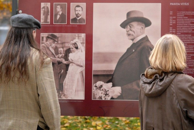 U příležitosti 94. výročí vzniku Československa (28.10.2012) a 75. výročí úmrtí Tomáše Garriguea Masaryka uspořádalo město Plzeň ve spolupráci s autorem expozice Stanislavem Bukovským výstavu, která na 21 panelech přibližuje život prvního československého prezidenta. Zejména prostřednictvím dobových fotografií představuje Tomáše Garriguea Masaryka jako politika, který se během první světové války zasloužil o vznik samostatného Československa, jako státníka, který vedl mladý stát v prvních letech jeho existence, i jako osobnost, která zanechala významný odkaz dalším generacím.