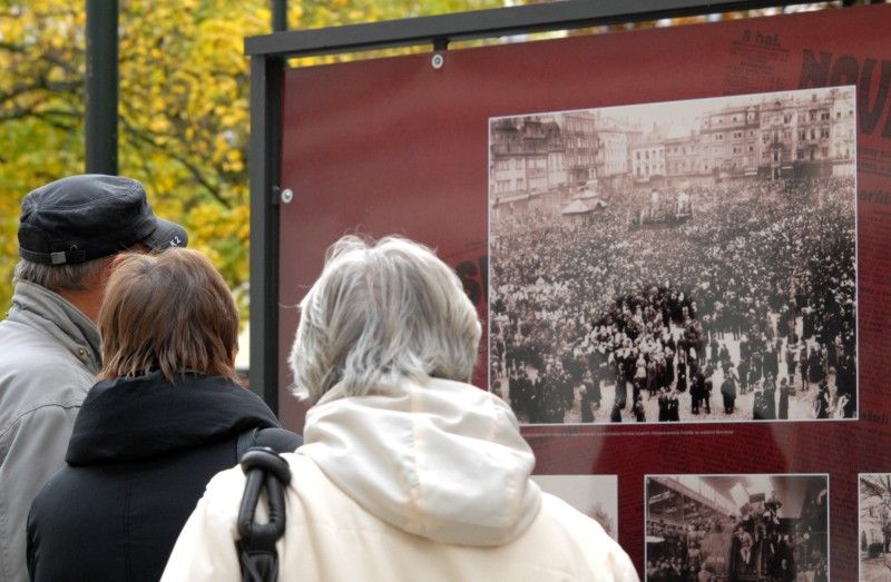 U příležitosti 94. výročí vzniku Československa (28.10.2012) a 75. výročí úmrtí Tomáše Garriguea Masaryka uspořádalo město Plzeň ve spolupráci s autorem expozice Stanislavem Bukovským výstavu, která na 21 panelech přibližuje život prvního československého prezidenta. Zejména prostřednictvím dobových fotografií představuje Tomáše Garriguea Masaryka jako politika, který se během první světové války zasloužil o vznik samostatného Československa, jako státníka, který vedl mladý stát v prvních letech jeho existence, i jako osobnost, která zanechala významný odkaz dalším generacím.