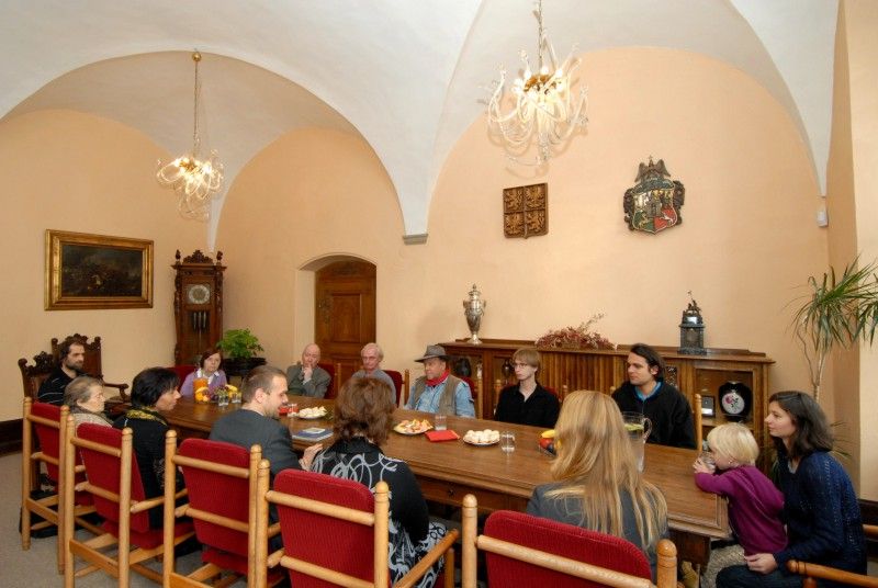 Město Plzeň se stalo (28.10.2012) součástí projektu Stolpersteine, který připomíná oběti holocaustu prostřednictvím pamětních kamenů položených před dům, z něhož byli jeho obyvatelé deportování do koncentračního tábora a zvražděni. U příležitosti položení tzv. kamenů zmizelých přijal primátor Martin Baxa autora projektu Guntera Demniga. Z radnice se poté společně vydali před dům v sadech Pětatřicátníků, kde byli svědky položení tří kamenů připomínajících osudy rodiny Fantovy, která byla v roce 1942 deportována do Terezína a její členové následně zavražděni v koncentračním táboře Izbica.