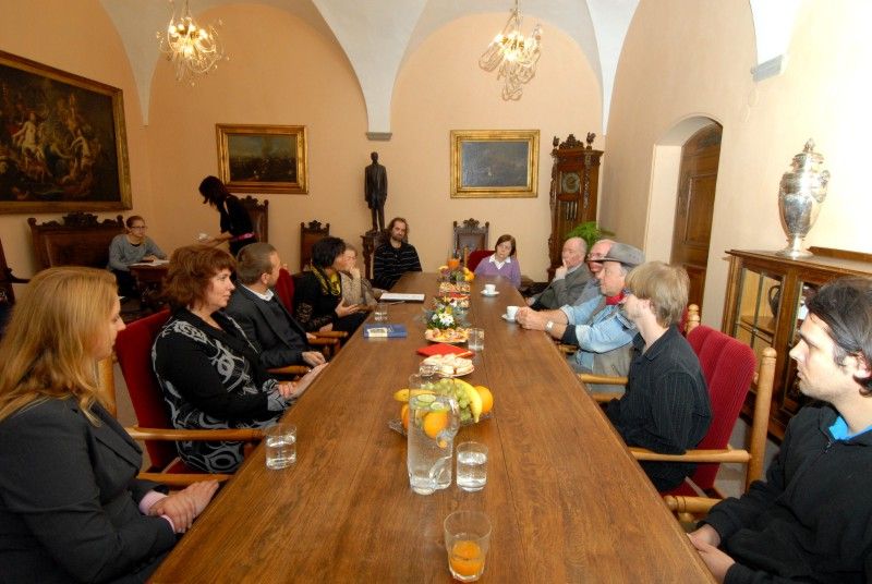 Město Plzeň se stalo (28.10.2012) součástí projektu Stolpersteine, který připomíná oběti holocaustu prostřednictvím pamětních kamenů položených před dům, z něhož byli jeho obyvatelé deportování do koncentračního tábora a zvražděni. U příležitosti položení tzv. kamenů zmizelých přijal primátor Martin Baxa autora projektu Guntera Demniga. Z radnice se poté společně vydali před dům v sadech Pětatřicátníků, kde byli svědky položení tří kamenů připomínajících osudy rodiny Fantovy, která byla v roce 1942 deportována do Terezína a její členové následně zavražděni v koncentračním táboře Izbica.