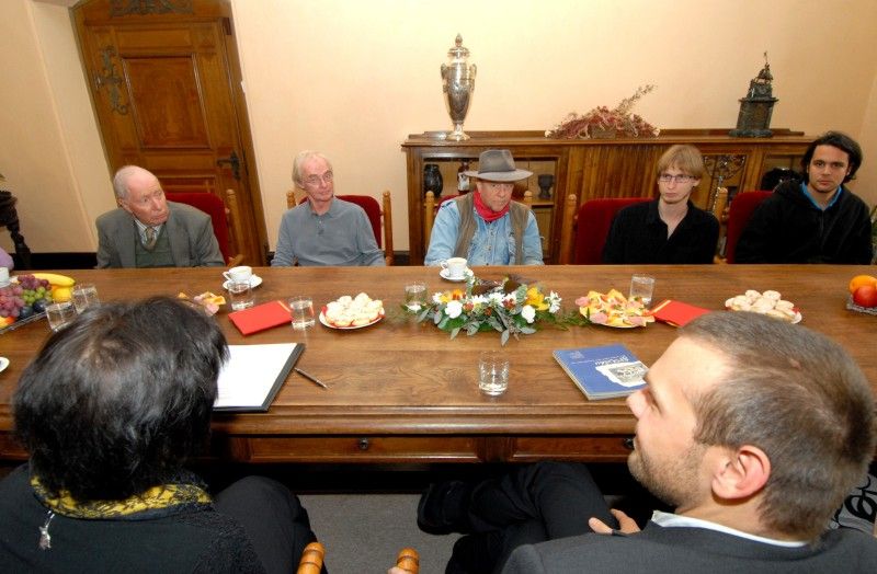 Město Plzeň se stalo (28.10.2012) součástí projektu Stolpersteine, který připomíná oběti holocaustu prostřednictvím pamětních kamenů položených před dům, z něhož byli jeho obyvatelé deportování do koncentračního tábora a zvražděni. U příležitosti položení tzv. kamenů zmizelých přijal primátor Martin Baxa autora projektu Guntera Demniga. Z radnice se poté společně vydali před dům v sadech Pětatřicátníků, kde byli svědky položení tří kamenů připomínajících osudy rodiny Fantovy, která byla v roce 1942 deportována do Terezína a její členové následně zavražděni v koncentračním táboře Izbica.