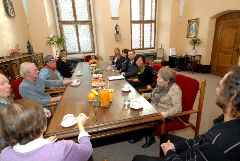 Město Plzeň se stalo (28.10.2012) součástí projektu Stolpersteine, který připomíná oběti holocaustu prostřednictvím pamětních kamenů položených před dům, z něhož byli jeho obyvatelé deportování do koncentračního tábora a zvražděni. U příležitosti položení tzv. kamenů zmizelých přijal primátor Martin Baxa autora projektu Guntera Demniga. Z radnice se poté společně vydali před dům v sadech Pětatřicátníků, kde byli svědky položení tří kamenů připomínajících osudy rodiny Fantovy, která byla v roce 1942 deportována do Terezína a její členové následně zavražděni v koncentračním táboře Izbica.