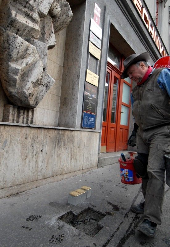 Město Plzeň se stalo (28.10.2012) součástí projektu Stolpersteine, který připomíná oběti holocaustu prostřednictvím pamětních kamenů položených před dům, z něhož byli jeho obyvatelé deportování do koncentračního tábora a zvražděni. U příležitosti položení tzv. kamenů zmizelých přijal primátor Martin Baxa autora projektu Guntera Demniga. Z radnice se poté společně vydali před dům v sadech Pětatřicátníků, kde byli svědky položení tří kamenů připomínajících osudy rodiny Fantovy, která byla v roce 1942 deportována do Terezína a její členové následně zavražděni v koncentračním táboře Izbica.