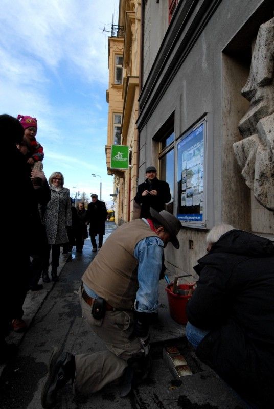 Město Plzeň se stalo (28.10.2012) součástí projektu Stolpersteine, který připomíná oběti holocaustu prostřednictvím pamětních kamenů položených před dům, z něhož byli jeho obyvatelé deportování do koncentračního tábora a zvražděni. U příležitosti položení tzv. kamenů zmizelých přijal primátor Martin Baxa autora projektu Guntera Demniga. Z radnice se poté společně vydali před dům v sadech Pětatřicátníků, kde byli svědky položení tří kamenů připomínajících osudy rodiny Fantovy, která byla v roce 1942 deportována do Terezína a její členové následně zavražděni v koncentračním táboře Izbica.