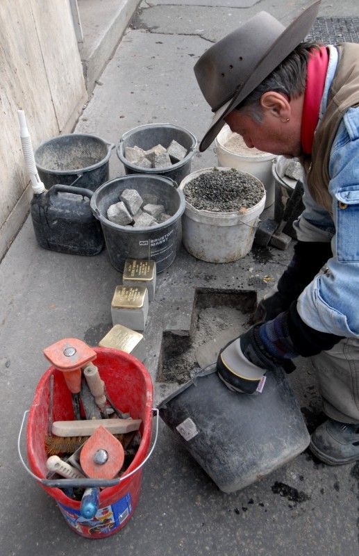 Město Plzeň se stalo (28.10.2012) součástí projektu Stolpersteine, který připomíná oběti holocaustu prostřednictvím pamětních kamenů položených před dům, z něhož byli jeho obyvatelé deportování do koncentračního tábora a zvražděni. U příležitosti položení tzv. kamenů zmizelých přijal primátor Martin Baxa autora projektu Guntera Demniga. Z radnice se poté společně vydali před dům v sadech Pětatřicátníků, kde byli svědky položení tří kamenů připomínajících osudy rodiny Fantovy, která byla v roce 1942 deportována do Terezína a její členové následně zavražděni v koncentračním táboře Izbica.