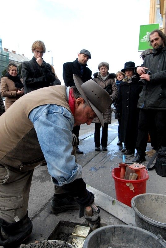Město Plzeň se stalo (28.10.2012) součástí projektu Stolpersteine, který připomíná oběti holocaustu prostřednictvím pamětních kamenů položených před dům, z něhož byli jeho obyvatelé deportování do koncentračního tábora a zvražděni. U příležitosti položení tzv. kamenů zmizelých přijal primátor Martin Baxa autora projektu Guntera Demniga. Z radnice se poté společně vydali před dům v sadech Pětatřicátníků, kde byli svědky položení tří kamenů připomínajících osudy rodiny Fantovy, která byla v roce 1942 deportována do Terezína a její členové následně zavražděni v koncentračním táboře Izbica.