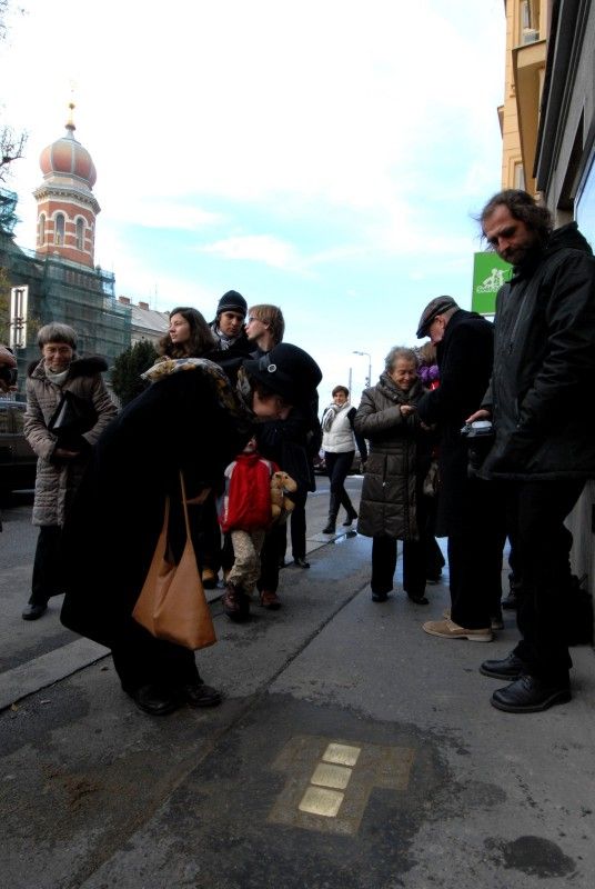 Město Plzeň se stalo (28.10.2012) součástí projektu Stolpersteine, který připomíná oběti holocaustu prostřednictvím pamětních kamenů položených před dům, z něhož byli jeho obyvatelé deportování do koncentračního tábora a zvražděni. U příležitosti položení tzv. kamenů zmizelých přijal primátor Martin Baxa autora projektu Guntera Demniga. Z radnice se poté společně vydali před dům v sadech Pětatřicátníků, kde byli svědky položení tří kamenů připomínajících osudy rodiny Fantovy, která byla v roce 1942 deportována do Terezína a její členové následně zavražděni v koncentračním táboře Izbica.