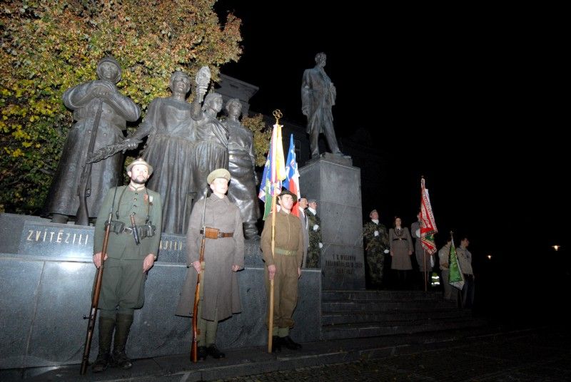Plzeňské oslavy vzniku republiky (28.10.2012) i přes chladné počasí přilákaly mnoho návštěvníků. Lidé mohli využít sváteční den k návštěvě řady zajímavých míst za symbolických 28 korun nebo zdarma. Mnoho návštěvníků se tak vydalo mimo jiné do zoologické zahrady, Muzea loutek, Pivovarského muzea, historického podzemí či Techmanie nebo si společně zasportovat. Novinkou letošního ročníku byly komentované prohlídky Loosových interiérů a kulturně-sportovní program v nedávno otevřeném Relax centru ve Štruncových sadech.