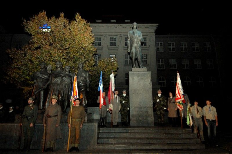 Plzeňské oslavy vzniku republiky (28.10.2012) i přes chladné počasí přilákaly mnoho návštěvníků. Lidé mohli využít sváteční den k návštěvě řady zajímavých míst za symbolických 28 korun nebo zdarma. Mnoho návštěvníků se tak vydalo mimo jiné do zoologické zahrady, Muzea loutek, Pivovarského muzea, historického podzemí či Techmanie nebo si společně zasportovat. Novinkou letošního ročníku byly komentované prohlídky Loosových interiérů a kulturně-sportovní program v nedávno otevřeném Relax centru ve Štruncových sadech.