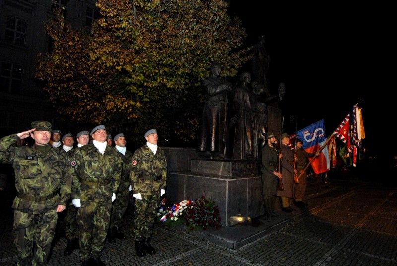 Plzeňské oslavy vzniku republiky (28.10.2012) i přes chladné počasí přilákaly mnoho návštěvníků. Lidé mohli využít sváteční den k návštěvě řady zajímavých míst za symbolických 28 korun nebo zdarma. Mnoho návštěvníků se tak vydalo mimo jiné do zoologické zahrady, Muzea loutek, Pivovarského muzea, historického podzemí či Techmanie nebo si společně zasportovat. Novinkou letošního ročníku byly komentované prohlídky Loosových interiérů a kulturně-sportovní program v nedávno otevřeném Relax centru ve Štruncových sadech.