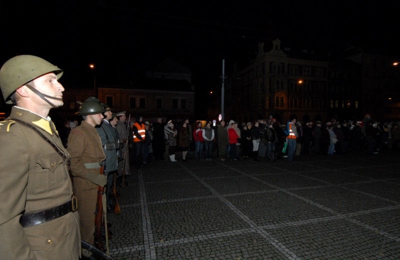 Plzeňské oslavy vzniku republiky (28.10.2012) i přes chladné počasí přilákaly mnoho návštěvníků. Lidé mohli využít sváteční den k návštěvě řady zajímavých míst za symbolických 28 korun nebo zdarma. Mnoho návštěvníků se tak vydalo mimo jiné do zoologické zahrady, Muzea loutek, Pivovarského muzea, historického podzemí či Techmanie nebo si společně zasportovat. Novinkou letošního ročníku byly komentované prohlídky Loosových interiérů a kulturně-sportovní program v nedávno otevřeném Relax centru ve Štruncových sadech.