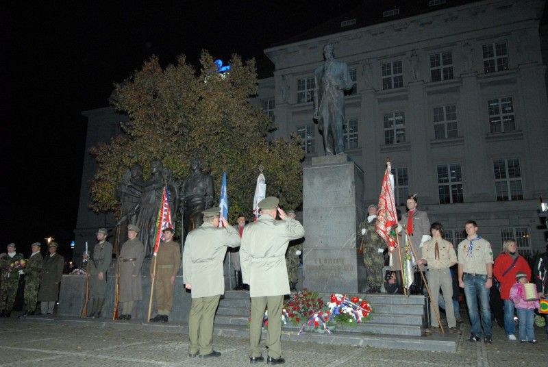 Plzeňské oslavy vzniku republiky (28.10.2012) i přes chladné počasí přilákaly mnoho návštěvníků. Lidé mohli využít sváteční den k návštěvě řady zajímavých míst za symbolických 28 korun nebo zdarma. Mnoho návštěvníků se tak vydalo mimo jiné do zoologické zahrady, Muzea loutek, Pivovarského muzea, historického podzemí či Techmanie nebo si společně zasportovat. Novinkou letošního ročníku byly komentované prohlídky Loosových interiérů a kulturně-sportovní program v nedávno otevřeném Relax centru ve Štruncových sadech.