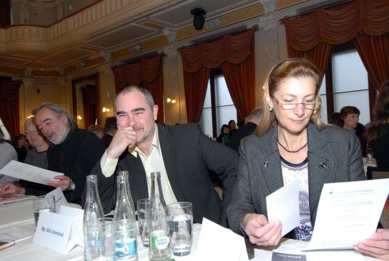 Citát amerického vynálezce, průkopníka a inovátora Charlese F. Kelleringa „O budoucnost se velmi zajímám, neboť v ní hodlám strávit zbytek života“ je mottem letošního sympozia Fórum pro kreativní Plzeň, které bylo v úterý ráno (30.10.2012) zahájeno v Měšťanské besedě. Je věnováno příležitostem rozvoje měst prostřednictvím kreativity, inovací a kultury. Dvoudenní konference se tématu atraktivního města věnuje prostřednictvím přednášek i diskuzí. Každoročním cílem sympozia je zapojit instituce a obyvatele Plzně a okolních regionů do projektu Evropské hlavní město kultury.