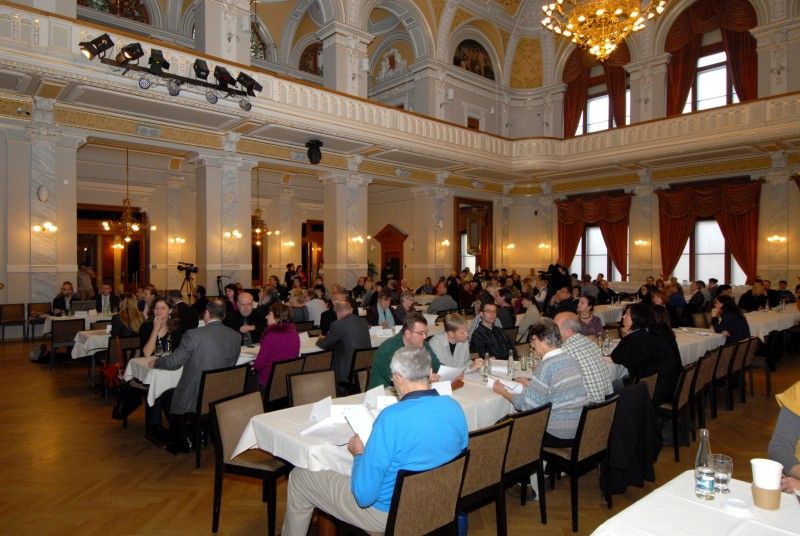 Citát amerického vynálezce, průkopníka a inovátora Charlese F. Kelleringa „O budoucnost se velmi zajímám, neboť v ní hodlám strávit zbytek života“ je mottem letošního sympozia Fórum pro kreativní Plzeň, které bylo v úterý ráno (30.10.2012) zahájeno v Měšťanské besedě. Je věnováno příležitostem rozvoje měst prostřednictvím kreativity, inovací a kultury. Dvoudenní konference se tématu atraktivního města věnuje prostřednictvím přednášek i diskuzí. Každoročním cílem sympozia je zapojit instituce a obyvatele Plzně a okolních regionů do projektu Evropské hlavní město kultury.