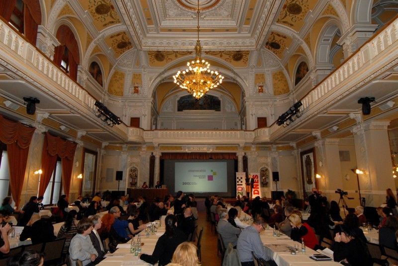 Citát amerického vynálezce, průkopníka a inovátora Charlese F. Kelleringa „O budoucnost se velmi zajímám, neboť v ní hodlám strávit zbytek života“ je mottem letošního sympozia Fórum pro kreativní Plzeň, které bylo v úterý ráno (30.10.2012) zahájeno v Měšťanské besedě. Je věnováno příležitostem rozvoje měst prostřednictvím kreativity, inovací a kultury. Dvoudenní konference se tématu atraktivního města věnuje prostřednictvím přednášek i diskuzí. Každoročním cílem sympozia je zapojit instituce a obyvatele Plzně a okolních regionů do projektu Evropské hlavní město kultury.