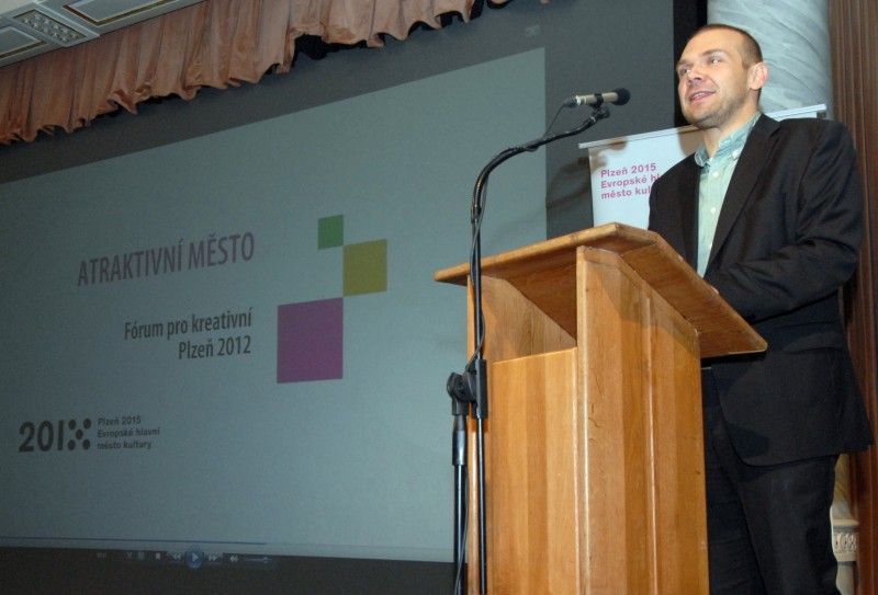 Citát amerického vynálezce, průkopníka a inovátora Charlese F. Kelleringa „O budoucnost se velmi zajímám, neboť v ní hodlám strávit zbytek života“ je mottem letošního sympozia Fórum pro kreativní Plzeň, které bylo v úterý ráno (30.10.2012) zahájeno v Měšťanské besedě. Je věnováno příležitostem rozvoje měst prostřednictvím kreativity, inovací a kultury. Dvoudenní konference se tématu atraktivního města věnuje prostřednictvím přednášek i diskuzí. Každoročním cílem sympozia je zapojit instituce a obyvatele Plzně a okolních regionů do projektu Evropské hlavní město kultury.