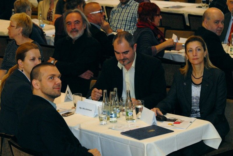 Citát amerického vynálezce, průkopníka a inovátora Charlese F. Kelleringa „O budoucnost se velmi zajímám, neboť v ní hodlám strávit zbytek života“ je mottem letošního sympozia Fórum pro kreativní Plzeň, které bylo v úterý ráno (30.10.2012) zahájeno v Měšťanské besedě. Je věnováno příležitostem rozvoje měst prostřednictvím kreativity, inovací a kultury. Dvoudenní konference se tématu atraktivního města věnuje prostřednictvím přednášek i diskuzí. Každoročním cílem sympozia je zapojit instituce a obyvatele Plzně a okolních regionů do projektu Evropské hlavní město kultury.