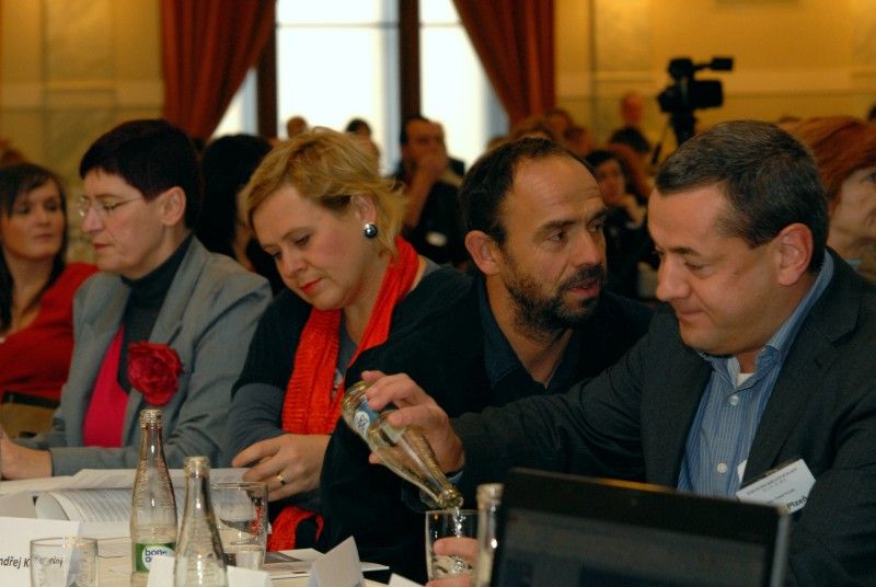 Citát amerického vynálezce, průkopníka a inovátora Charlese F. Kelleringa „O budoucnost se velmi zajímám, neboť v ní hodlám strávit zbytek života“ je mottem letošního sympozia Fórum pro kreativní Plzeň, které bylo v úterý ráno (30.10.2012) zahájeno v Měšťanské besedě. Je věnováno příležitostem rozvoje měst prostřednictvím kreativity, inovací a kultury. Dvoudenní konference se tématu atraktivního města věnuje prostřednictvím přednášek i diskuzí. Každoročním cílem sympozia je zapojit instituce a obyvatele Plzně a okolních regionů do projektu Evropské hlavní město kultury.