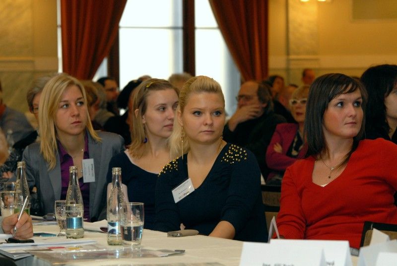 Citát amerického vynálezce, průkopníka a inovátora Charlese F. Kelleringa „O budoucnost se velmi zajímám, neboť v ní hodlám strávit zbytek života“ je mottem letošního sympozia Fórum pro kreativní Plzeň, které bylo v úterý ráno (30.10.2012) zahájeno v Měšťanské besedě. Je věnováno příležitostem rozvoje měst prostřednictvím kreativity, inovací a kultury. Dvoudenní konference se tématu atraktivního města věnuje prostřednictvím přednášek i diskuzí. Každoročním cílem sympozia je zapojit instituce a obyvatele Plzně a okolních regionů do projektu Evropské hlavní město kultury.