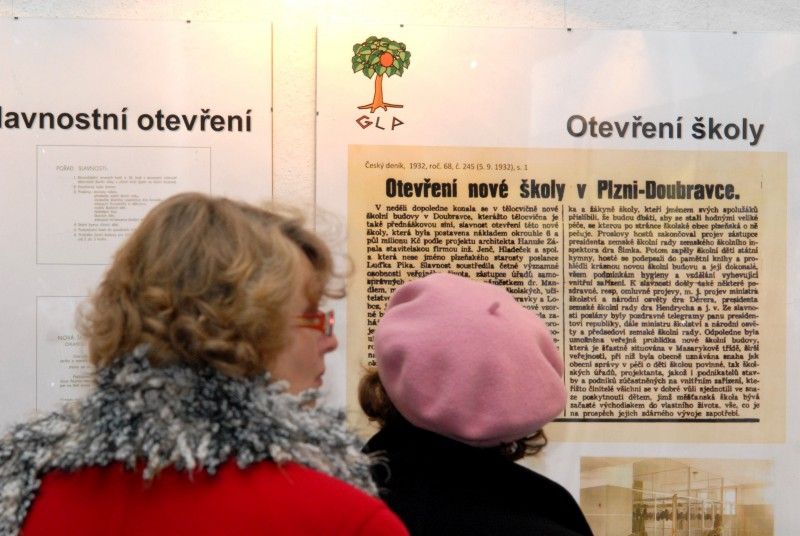 Zajímavá výstava od 30.10.2012 v mázhauzu plzeňské radnice připomíná 80. výročí kolaudace školní budovy Gymnázia Luďka Pika, jejímž autorem je plzeňský architekt Hanuš Zápal. Expozice se věnuje nejen výstavbě a historii památkově chráněné funkcionalistické budovy tehdejších Pikových měšťanských škol zkolaudované v roce 1932, ale zároveň představuje vzdělávací koncept i úspěchy studentů současného gymnázia.