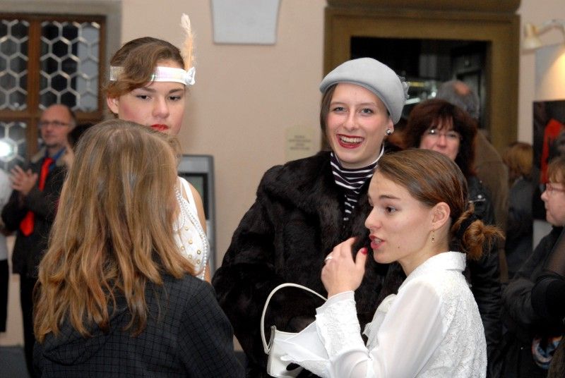 Zajímavá výstava od 30.10.2012 v mázhauzu plzeňské radnice připomíná 80. výročí kolaudace školní budovy Gymnázia Luďka Pika, jejímž autorem je plzeňský architekt Hanuš Zápal. Expozice se věnuje nejen výstavbě a historii památkově chráněné funkcionalistické budovy tehdejších Pikových měšťanských škol zkolaudované v roce 1932, ale zároveň představuje vzdělávací koncept i úspěchy studentů současného gymnázia.