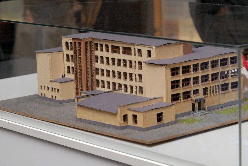 Zajímavá výstava od 30.10.2012 v mázhauzu plzeňské radnice připomíná 80. výročí kolaudace školní budovy Gymnázia Luďka Pika, jejímž autorem je plzeňský architekt Hanuš Zápal. Expozice se věnuje nejen výstavbě a historii památkově chráněné funkcionalistické budovy tehdejších Pikových měšťanských škol zkolaudované v roce 1932, ale zároveň představuje vzdělávací koncept i úspěchy studentů současného gymnázia.