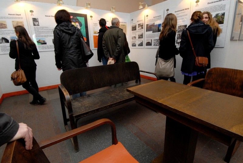 Zajímavá výstava od 30.10.2012 v mázhauzu plzeňské radnice připomíná 80. výročí kolaudace školní budovy Gymnázia Luďka Pika, jejímž autorem je plzeňský architekt Hanuš Zápal. Expozice se věnuje nejen výstavbě a historii památkově chráněné funkcionalistické budovy tehdejších Pikových měšťanských škol zkolaudované v roce 1932, ale zároveň představuje vzdělávací koncept i úspěchy studentů současného gymnázia.