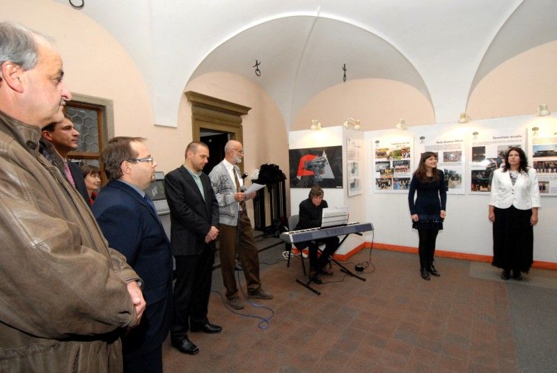 Zajímavá výstava od 30.10.2012 v mázhauzu plzeňské radnice připomíná 80. výročí kolaudace školní budovy Gymnázia Luďka Pika, jejímž autorem je plzeňský architekt Hanuš Zápal. Expozice se věnuje nejen výstavbě a historii památkově chráněné funkcionalistické budovy tehdejších Pikových měšťanských škol zkolaudované v roce 1932, ale zároveň představuje vzdělávací koncept i úspěchy studentů současného gymnázia.