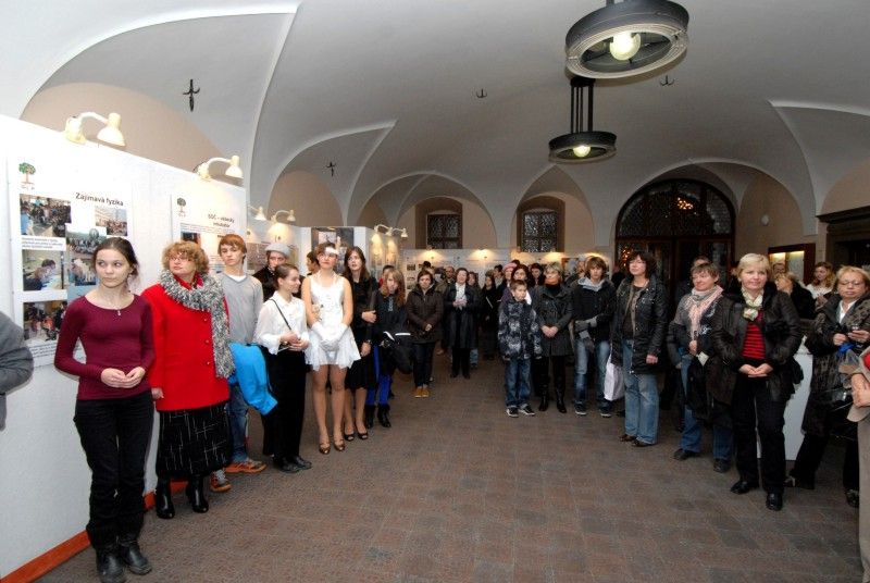 Zajímavá výstava od 30.10.2012 v mázhauzu plzeňské radnice připomíná 80. výročí kolaudace školní budovy Gymnázia Luďka Pika, jejímž autorem je plzeňský architekt Hanuš Zápal. Expozice se věnuje nejen výstavbě a historii památkově chráněné funkcionalistické budovy tehdejších Pikových měšťanských škol zkolaudované v roce 1932, ale zároveň představuje vzdělávací koncept i úspěchy studentů současného gymnázia.