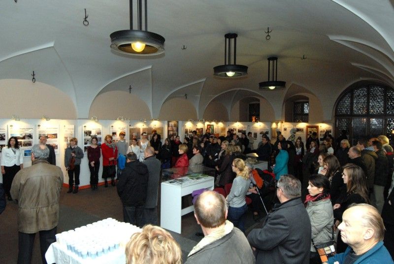 Zajímavá výstava od 30.10.2012 v mázhauzu plzeňské radnice připomíná 80. výročí kolaudace školní budovy Gymnázia Luďka Pika, jejímž autorem je plzeňský architekt Hanuš Zápal. Expozice se věnuje nejen výstavbě a historii památkově chráněné funkcionalistické budovy tehdejších Pikových měšťanských škol zkolaudované v roce 1932, ale zároveň představuje vzdělávací koncept i úspěchy studentů současného gymnázia.