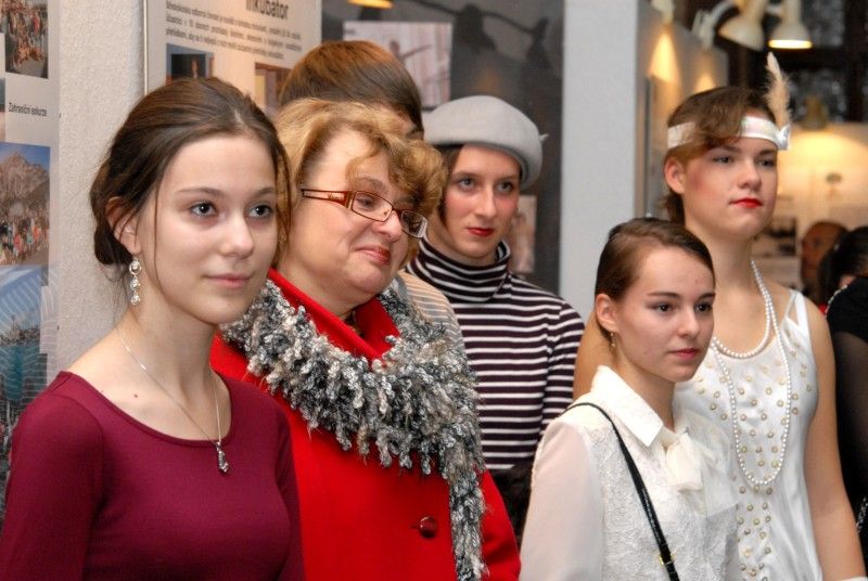 Zajímavá výstava od 30.10.2012 v mázhauzu plzeňské radnice připomíná 80. výročí kolaudace školní budovy Gymnázia Luďka Pika, jejímž autorem je plzeňský architekt Hanuš Zápal. Expozice se věnuje nejen výstavbě a historii památkově chráněné funkcionalistické budovy tehdejších Pikových měšťanských škol zkolaudované v roce 1932, ale zároveň představuje vzdělávací koncept i úspěchy studentů současného gymnázia.