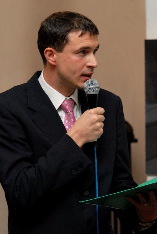 Zajímavá výstava od 30.10.2012 v mázhauzu plzeňské radnice připomíná 80. výročí kolaudace školní budovy Gymnázia Luďka Pika, jejímž autorem je plzeňský architekt Hanuš Zápal. Expozice se věnuje nejen výstavbě a historii památkově chráněné funkcionalistické budovy tehdejších Pikových měšťanských škol zkolaudované v roce 1932, ale zároveň představuje vzdělávací koncept i úspěchy studentů současného gymnázia.