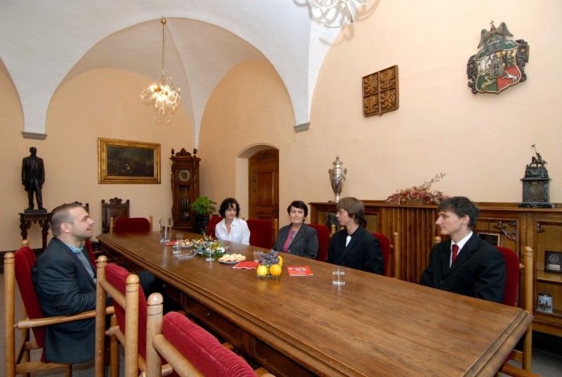 Úspěšní akordeonisté, studenti plzeňské konzervatoře Jan Marhoul a Luboš Marek, kteří v září excelovali na mezinárodní hudební soutěži ve švýcarském Reinachu, přijali pozvání primátora Martina Baxy k přátelskému posezení. Setkání, kterého se zúčastnila i jejich profesorka Jarmila Vlachová, se uskutečnilo v úterý 31.10.2012 odpoledne.