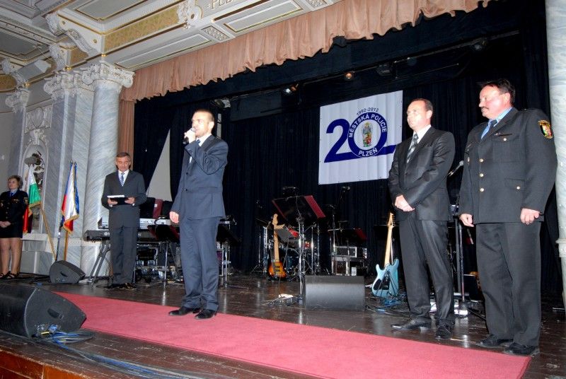 Oslavy dvacátého výročí znovuobnovení Městské policie Plzeň vyvrcholily galavečerem v Měšťanské besedě (1.11.2012). Součástí společenského programu byl také slavnostní ceremoniál, při kterém byla předána čestná ocenění. Z rukou primátora Martina Baxy, radního pro oblast bezpečnosti Roberta Houdka a velitele Městské policie Plzeň Antonína Šturma převzalo devět strážníků Zlatý odznak za 20 let služby. Stříbrný odznak za osmnáct a devatenáct odsloužených let získalo 18 policistů. Oceňovaní strážníci obdrželi kromě zlatých a stříbrných řádů také stužky za věrnost a další stužky podle zásluh, například za statečnost, mimořádný čin či záchranu života.