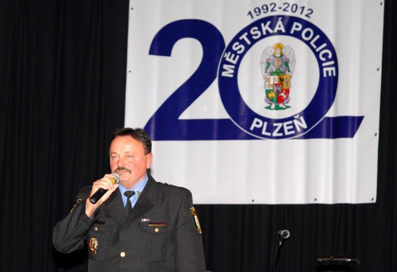 Oslavy dvacátého výročí znovuobnovení Městské policie Plzeň vyvrcholily galavečerem v Měšťanské besedě (1.11.2012). Součástí společenského programu byl také slavnostní ceremoniál, při kterém byla předána čestná ocenění. Z rukou primátora Martina Baxy, radního pro oblast bezpečnosti Roberta Houdka a velitele Městské policie Plzeň Antonína Šturma převzalo devět strážníků Zlatý odznak za 20 let služby. Stříbrný odznak za osmnáct a devatenáct odsloužených let získalo 18 policistů. Oceňovaní strážníci obdrželi kromě zlatých a stříbrných řádů také stužky za věrnost a další stužky podle zásluh, například za statečnost, mimořádný čin či záchranu života.