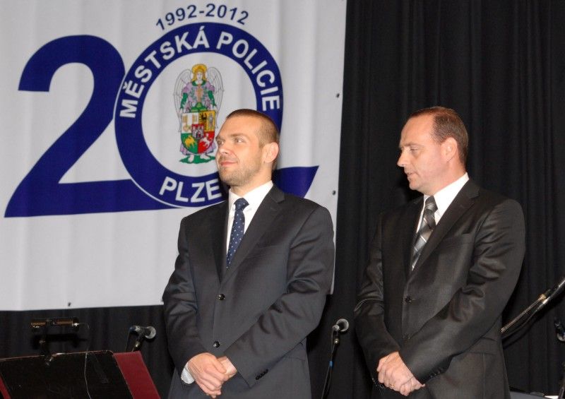 Oslavy dvacátého výročí znovuobnovení Městské policie Plzeň vyvrcholily galavečerem v Měšťanské besedě (1.11.2012). Součástí společenského programu byl také slavnostní ceremoniál, při kterém byla předána čestná ocenění. Z rukou primátora Martina Baxy, radního pro oblast bezpečnosti Roberta Houdka a velitele Městské policie Plzeň Antonína Šturma převzalo devět strážníků Zlatý odznak za 20 let služby. Stříbrný odznak za osmnáct a devatenáct odsloužených let získalo 18 policistů. Oceňovaní strážníci obdrželi kromě zlatých a stříbrných řádů také stužky za věrnost a další stužky podle zásluh, například za statečnost, mimořádný čin či záchranu života.