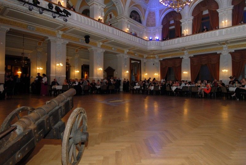 Oslavy dvacátého výročí znovuobnovení Městské policie Plzeň vyvrcholily galavečerem v Měšťanské besedě (1.11.2012). Součástí společenského programu byl také slavnostní ceremoniál, při kterém byla předána čestná ocenění. Z rukou primátora Martina Baxy, radního pro oblast bezpečnosti Roberta Houdka a velitele Městské policie Plzeň Antonína Šturma převzalo devět strážníků Zlatý odznak za 20 let služby. Stříbrný odznak za osmnáct a devatenáct odsloužených let získalo 18 policistů. Oceňovaní strážníci obdrželi kromě zlatých a stříbrných řádů také stužky za věrnost a další stužky podle zásluh, například za statečnost, mimořádný čin či záchranu života.