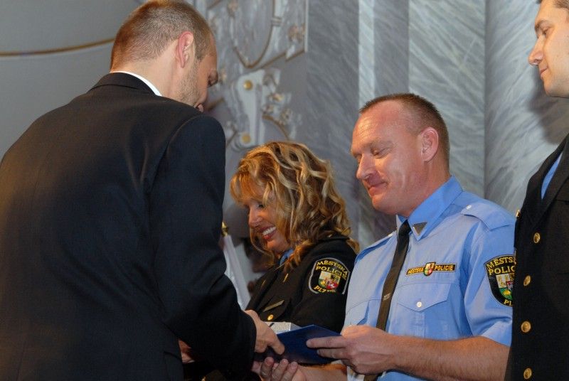 Oslavy dvacátého výročí znovuobnovení Městské policie Plzeň vyvrcholily galavečerem v Měšťanské besedě (1.11.2012). Součástí společenského programu byl také slavnostní ceremoniál, při kterém byla předána čestná ocenění. Z rukou primátora Martina Baxy, radního pro oblast bezpečnosti Roberta Houdka a velitele Městské policie Plzeň Antonína Šturma převzalo devět strážníků Zlatý odznak za 20 let služby. Stříbrný odznak za osmnáct a devatenáct odsloužených let získalo 18 policistů. Oceňovaní strážníci obdrželi kromě zlatých a stříbrných řádů také stužky za věrnost a další stužky podle zásluh, například za statečnost, mimořádný čin či záchranu života.