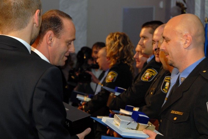 Oslavy dvacátého výročí znovuobnovení Městské policie Plzeň vyvrcholily galavečerem v Měšťanské besedě (1.11.2012). Součástí společenského programu byl také slavnostní ceremoniál, při kterém byla předána čestná ocenění. Z rukou primátora Martina Baxy, radního pro oblast bezpečnosti Roberta Houdka a velitele Městské policie Plzeň Antonína Šturma převzalo devět strážníků Zlatý odznak za 20 let služby. Stříbrný odznak za osmnáct a devatenáct odsloužených let získalo 18 policistů. Oceňovaní strážníci obdrželi kromě zlatých a stříbrných řádů také stužky za věrnost a další stužky podle zásluh, například za statečnost, mimořádný čin či záchranu života.