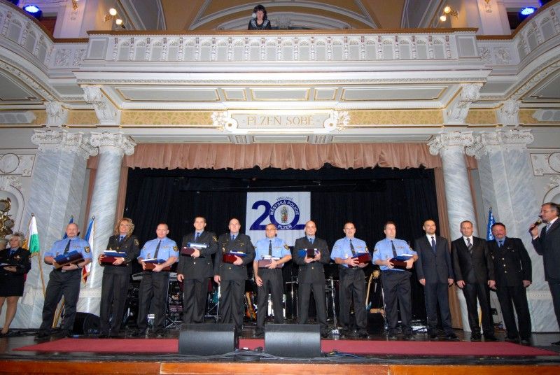 Oslavy dvacátého výročí znovuobnovení Městské policie Plzeň vyvrcholily galavečerem v Měšťanské besedě (1.11.2012). Součástí společenského programu byl také slavnostní ceremoniál, při kterém byla předána čestná ocenění. Z rukou primátora Martina Baxy, radního pro oblast bezpečnosti Roberta Houdka a velitele Městské policie Plzeň Antonína Šturma převzalo devět strážníků Zlatý odznak za 20 let služby. Stříbrný odznak za osmnáct a devatenáct odsloužených let získalo 18 policistů. Oceňovaní strážníci obdrželi kromě zlatých a stříbrných řádů také stužky za věrnost a další stužky podle zásluh, například za statečnost, mimořádný čin či záchranu života.