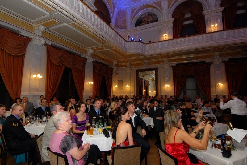 Oslavy dvacátého výročí znovuobnovení Městské policie Plzeň vyvrcholily galavečerem v Měšťanské besedě (1.11.2012). Součástí společenského programu byl také slavnostní ceremoniál, při kterém byla předána čestná ocenění. Z rukou primátora Martina Baxy, radního pro oblast bezpečnosti Roberta Houdka a velitele Městské policie Plzeň Antonína Šturma převzalo devět strážníků Zlatý odznak za 20 let služby. Stříbrný odznak za osmnáct a devatenáct odsloužených let získalo 18 policistů. Oceňovaní strážníci obdrželi kromě zlatých a stříbrných řádů také stužky za věrnost a další stužky podle zásluh, například za statečnost, mimořádný čin či záchranu života.