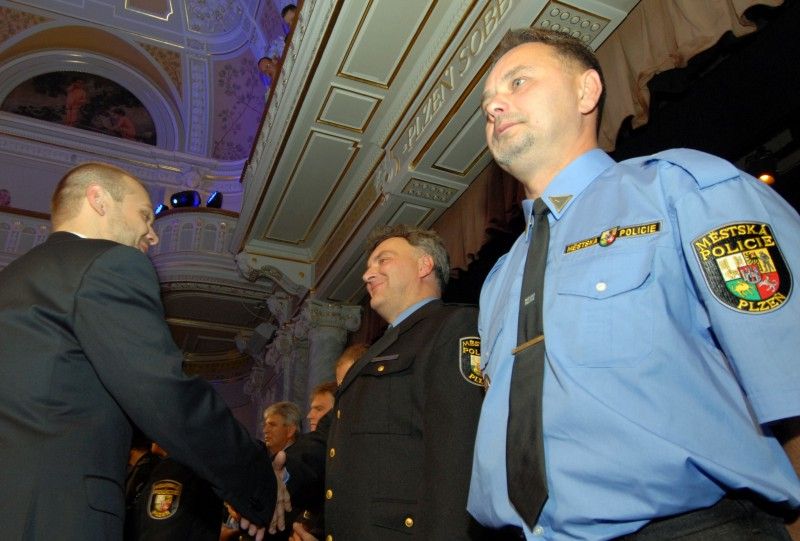 Oslavy dvacátého výročí znovuobnovení Městské policie Plzeň vyvrcholily galavečerem v Měšťanské besedě (1.11.2012). Součástí společenského programu byl také slavnostní ceremoniál, při kterém byla předána čestná ocenění. Z rukou primátora Martina Baxy, radního pro oblast bezpečnosti Roberta Houdka a velitele Městské policie Plzeň Antonína Šturma převzalo devět strážníků Zlatý odznak za 20 let služby. Stříbrný odznak za osmnáct a devatenáct odsloužených let získalo 18 policistů. Oceňovaní strážníci obdrželi kromě zlatých a stříbrných řádů také stužky za věrnost a další stužky podle zásluh, například za statečnost, mimořádný čin či záchranu života.