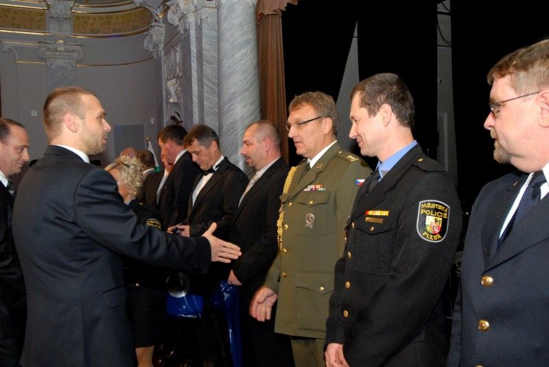 Oslavy dvacátého výročí znovuobnovení Městské policie Plzeň vyvrcholily galavečerem v Měšťanské besedě (1.11.2012). Součástí společenského programu byl také slavnostní ceremoniál, při kterém byla předána čestná ocenění. Z rukou primátora Martina Baxy, radního pro oblast bezpečnosti Roberta Houdka a velitele Městské policie Plzeň Antonína Šturma převzalo devět strážníků Zlatý odznak za 20 let služby. Stříbrný odznak za osmnáct a devatenáct odsloužených let získalo 18 policistů. Oceňovaní strážníci obdrželi kromě zlatých a stříbrných řádů také stužky za věrnost a další stužky podle zásluh, například za statečnost, mimořádný čin či záchranu života.